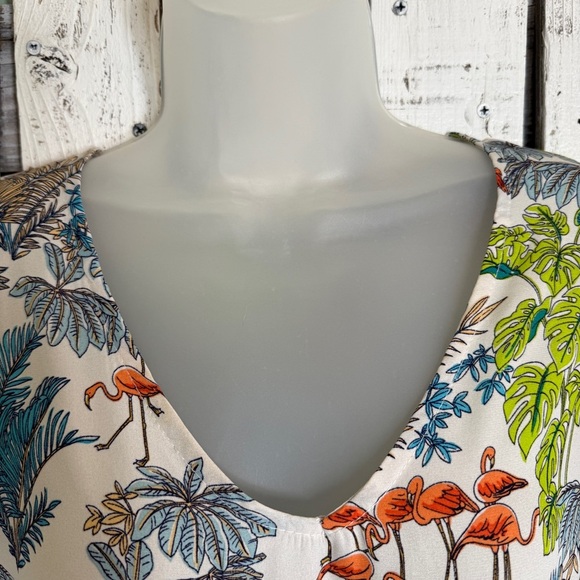 Signature Studio Flamingo Tropical Top Size Medium V-neck Whimsical Resort Wear - Picture 4 of 15